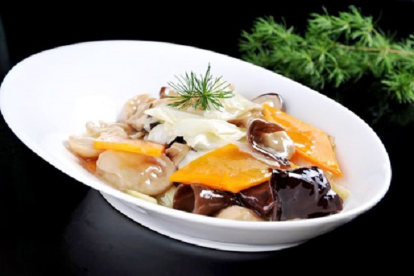 用粉丝,腐竹,发菜,冬菇等煮成一锅"罗汉斋",这一年该吃的素菜都在这